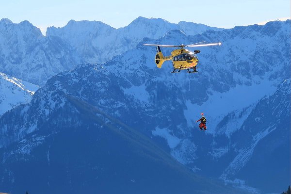 Der gelbe Engel kommte einem Verletzten zu Hilfe