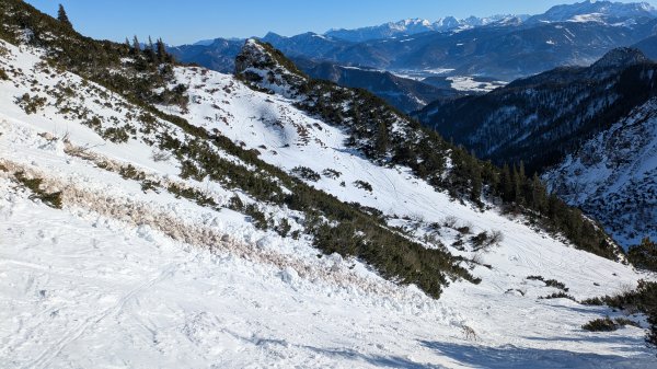 Nasse Lockerschneelawine über die Aufstiegsspur