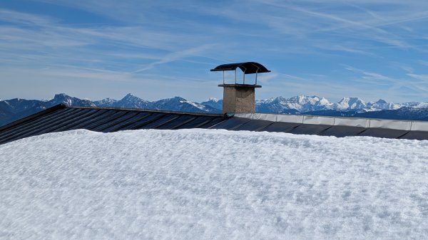 Blick hinter den Kamin