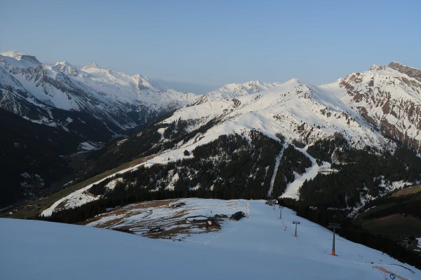 Morgendlicher Aufstieg über leere Pisten