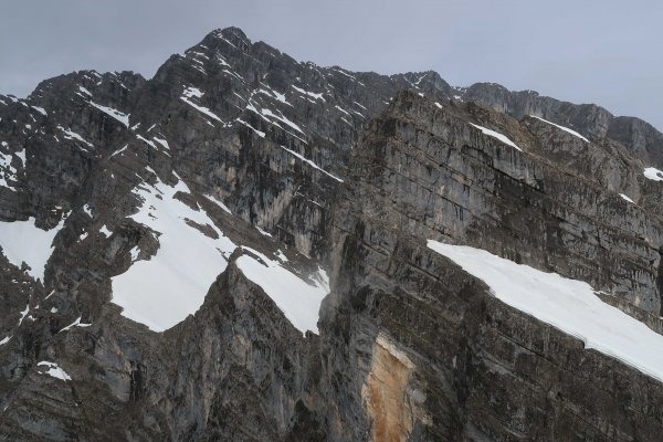 Blick auf Skischarte und 5. Kind