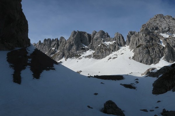 S´Der Steilhang zum Goinger Törl liegt schon in der prallen Sonne