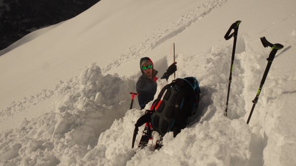 In die Schneedecke schauen