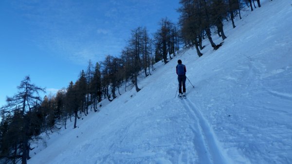Pickelharte Spur im Steilhang