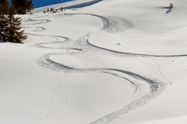 Skispuren mit unterschiedlichem Schwung