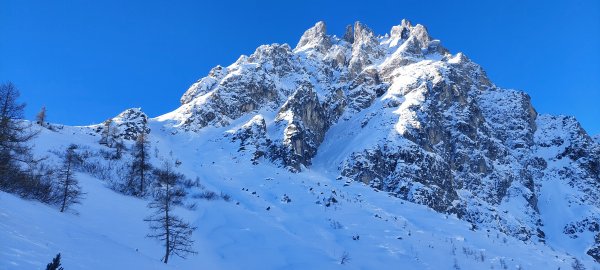 Schattseitig Abfahrt Richtung Hölln