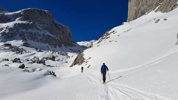 an der Torsäule vorbei