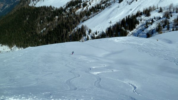 Überraschend unverspurtes Abfahrtsgelände