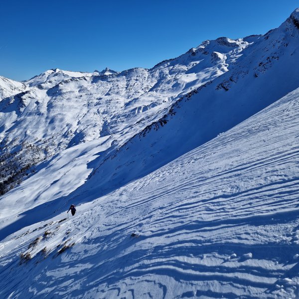 Schneedecke vom Wind gezeichnet