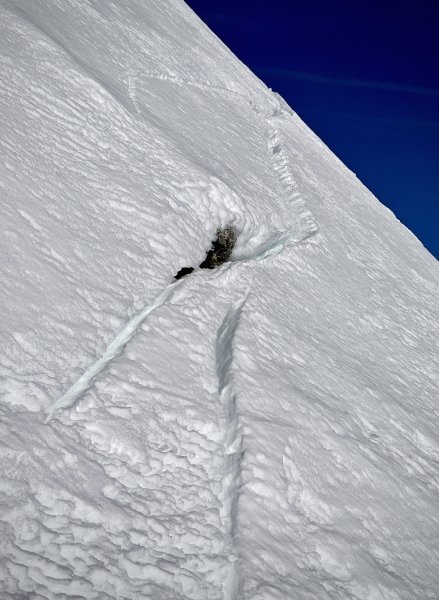 südseitig direkt unterm Gipfel bilden sich Schneemäuler