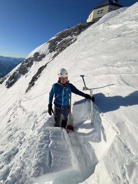 in die Schneedecke geschaut