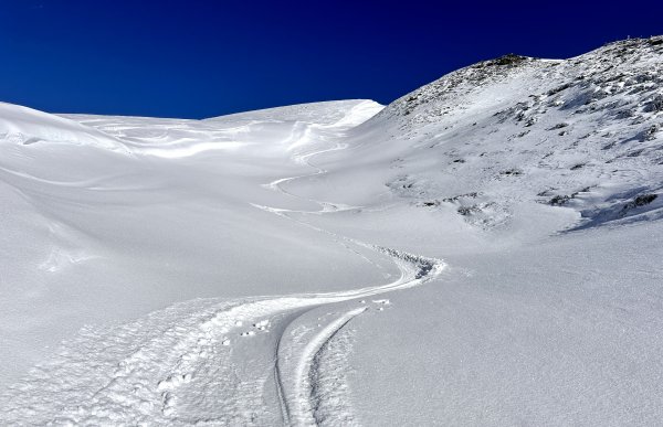 Abfahrt vom Gipfel nach SW