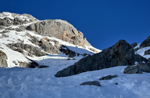 Wenig Schnee, viele Lawinenknollen