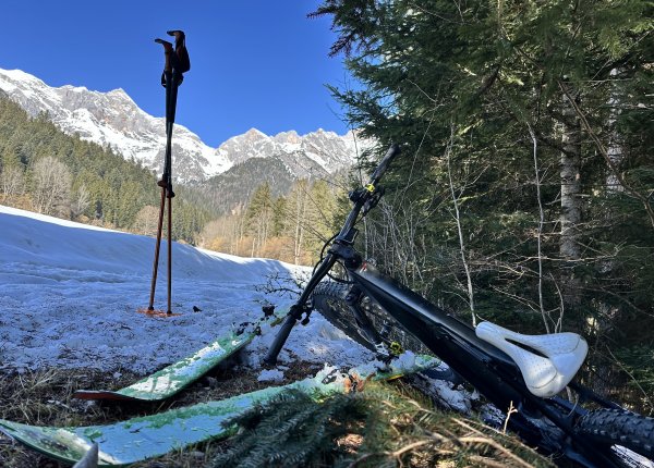 Weicher Firn bis ins Tal zur Mittagszeit