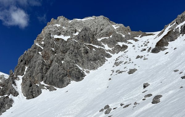Rückblick zur Scharte, felsig und steinig