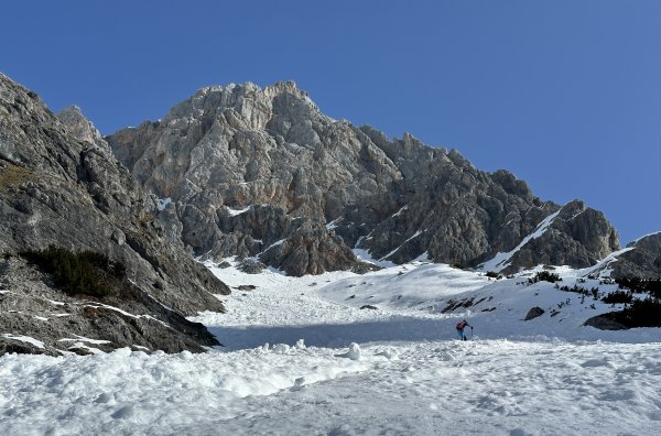 viele alte Nasschneelawinen unterm Marterlkopf