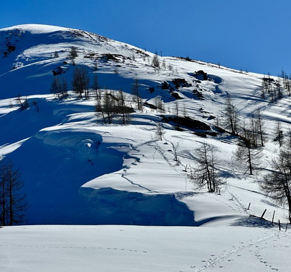 zwischen wenig Schnee und Triebschnee rechts