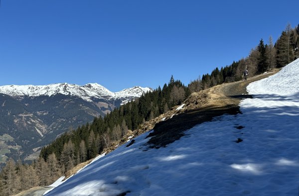 bis daher Ski tragen...