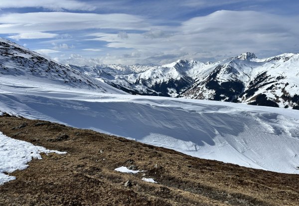 Schneekolk und Föhnwolken