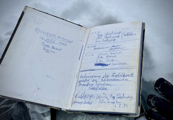 Gipfelbuch mehr als 40 Jahre alt und nur halb voll...