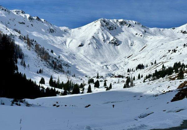 Einsamer Tourengeher im Talschluss