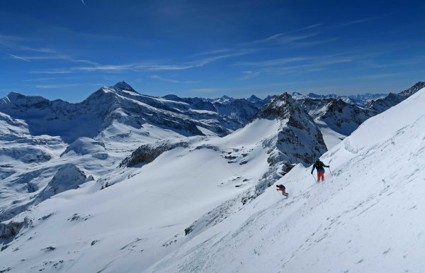 Abfahrt über den steilen Gipfelhang