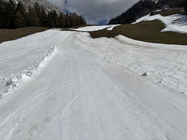 Erste Spur auf der frisch präparierten Piste ...