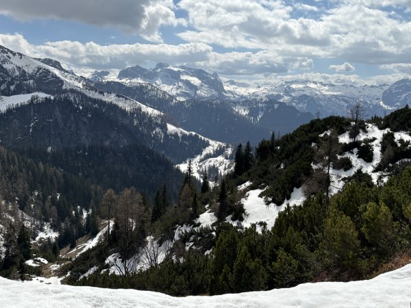 Da schaut es noch erstaunlich weiss aus: Rossfelder bis zur Priesbergalm
