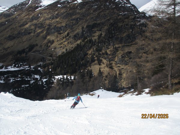 Auf der schwarzen Piste ist die Abfahrt noch bis zum Parkplatz möglich