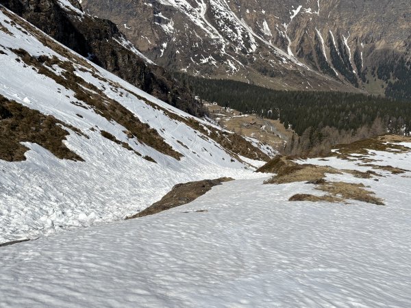 Der Lawinengraben ist oben noch nicht fahrbar und unten aper