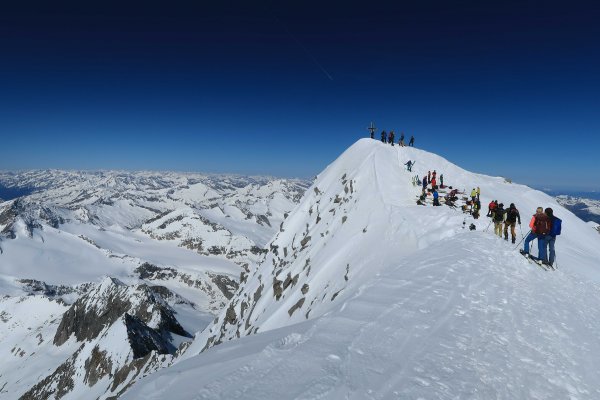 Blick vom Gipfelgrat zum Gipfel