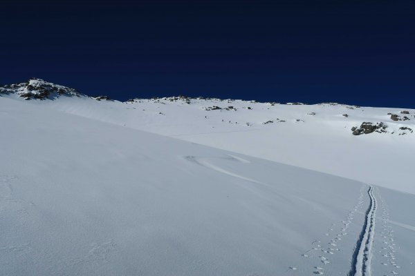 Blick Richtung Steilhang vorm Gipfelrücken