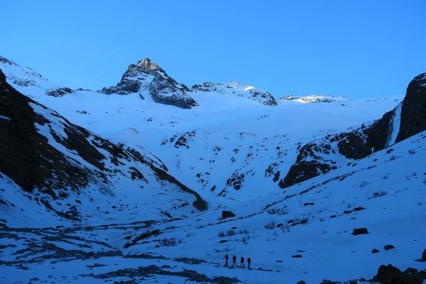 Auf Schneeflecken in den Talschluss des Habachtales