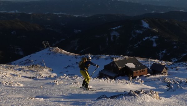 Abfahrt zum Meranhaus im letzten Licht