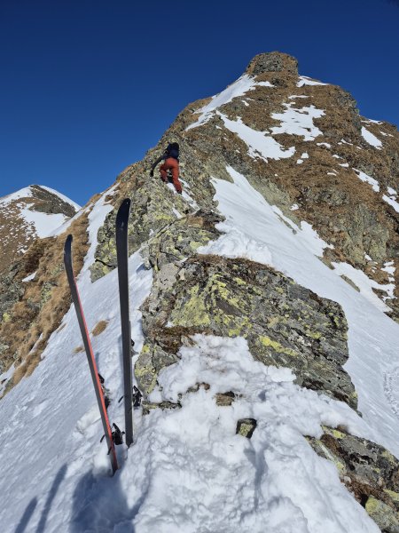 Aufstieg vom Skidepot am Grat