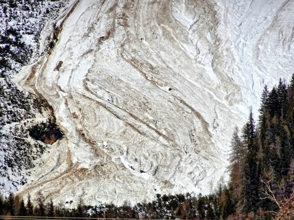 Auslauf Nassschneelawine, 1500-1600m, S