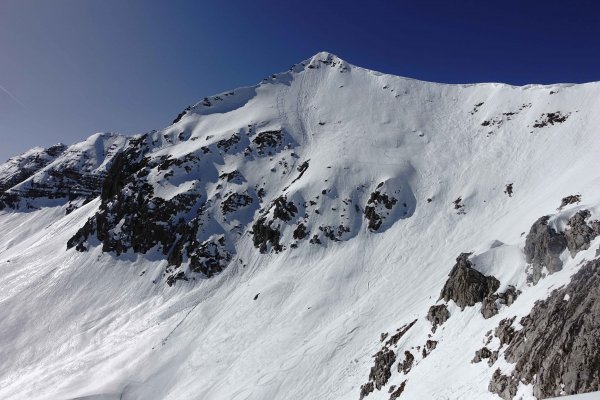 Kaminspitze O-Flanke mit Feuchtschneerutsch und Abfahrtszopf